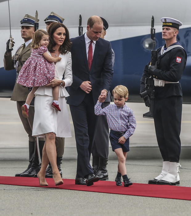 Charlotte i George w Polsce. Księżna Kate i Książę William do Warszawy przylecieli z dziećmi