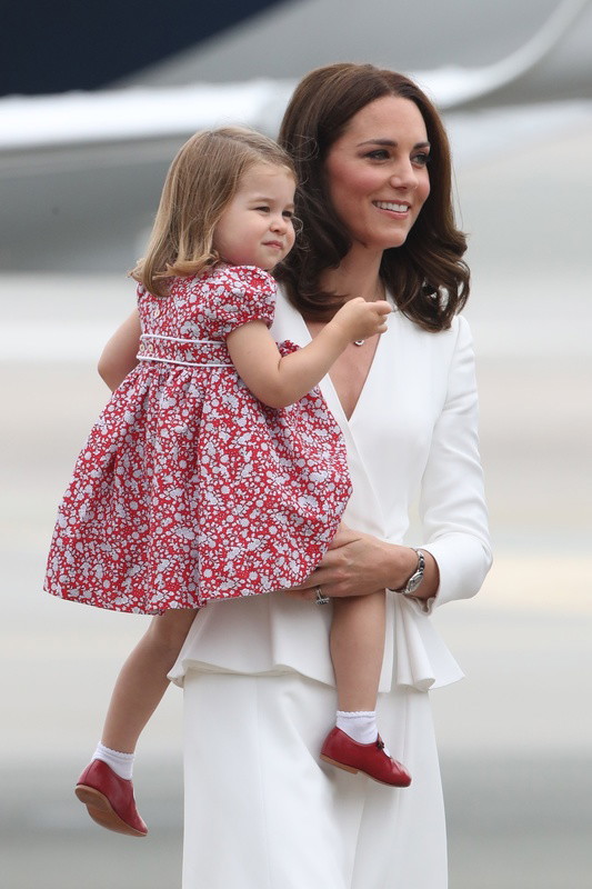 Księżna Kate i księżniczka Charlotte na lotnisku Okęcie, 17