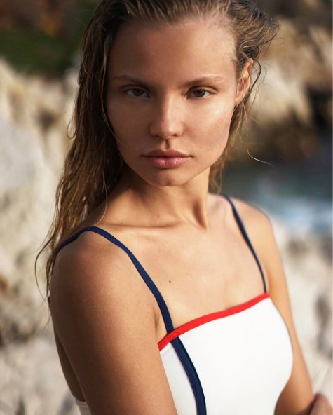 Magdalena Frąckowiak reklamuje kostiumy kąpielowe Solid & Striped