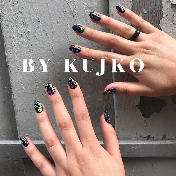 Manicure z abstrakcyjnymi wzorami