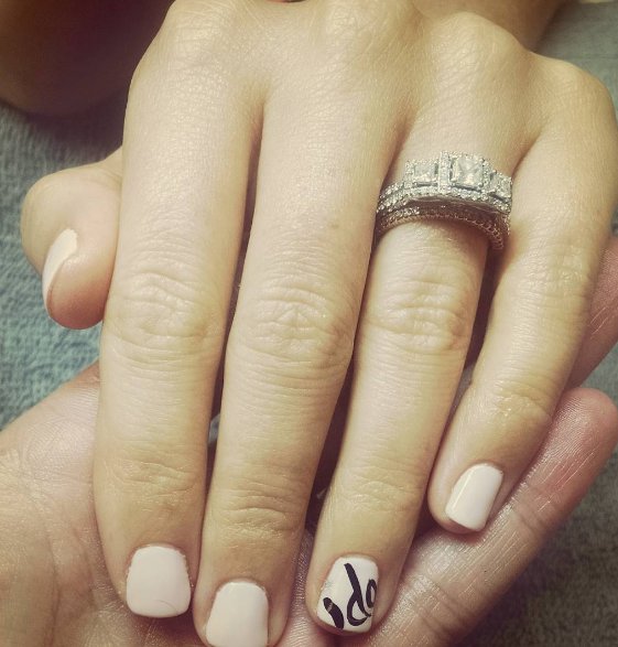 Manicure z napisem I do