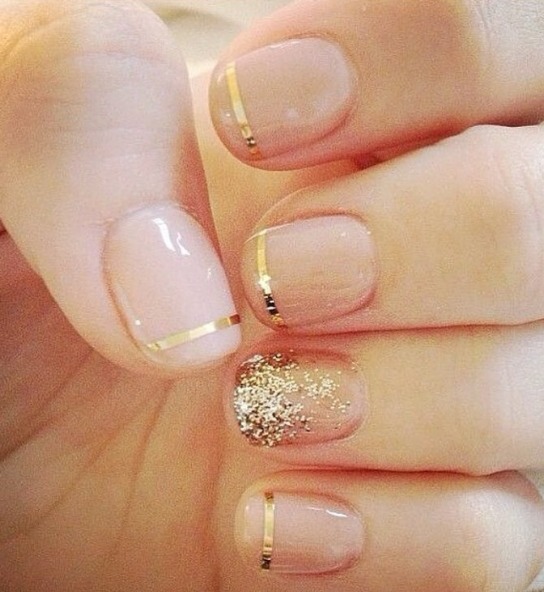 Manicure ze złotym paskiem