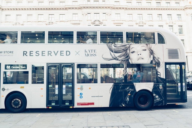 Plakaty z Kate Moss dla Reserved na ulicach Londynu