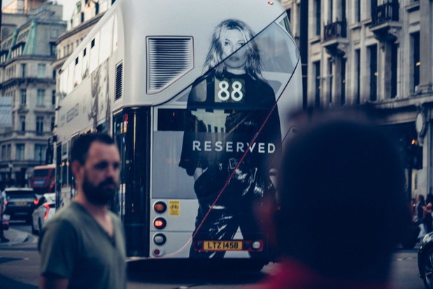 Plakaty z Kate Moss dla Reserved na ulicach Londynu