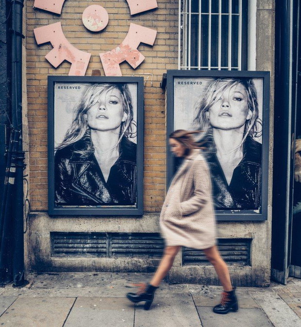 Plakaty z Kate Moss dla Reserved na ulicach Londynu