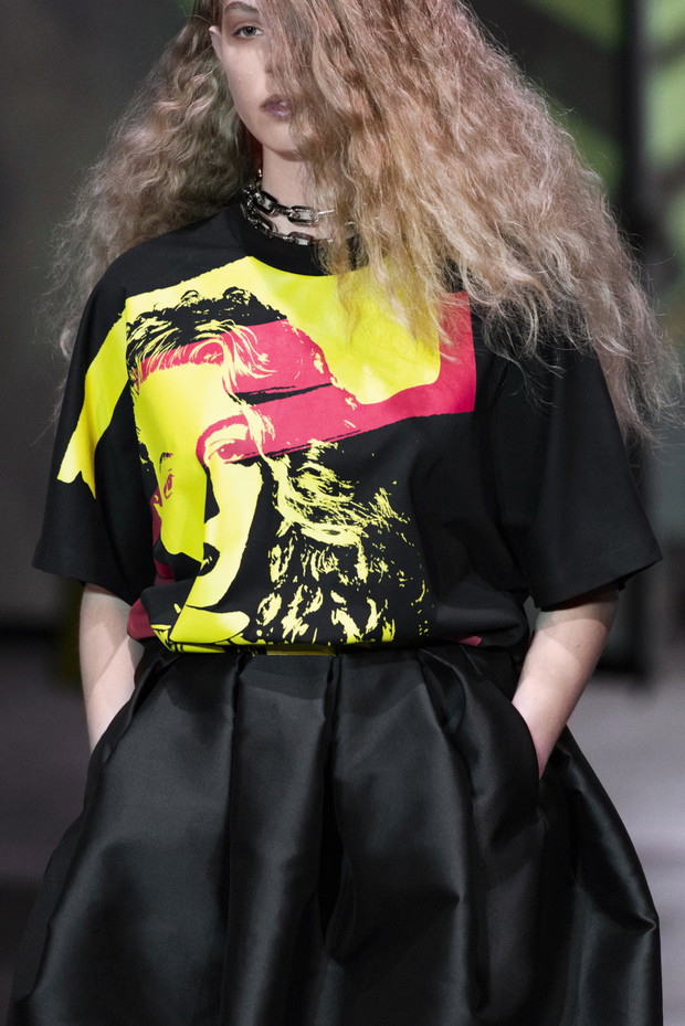 Modne koszulki na wiosnę 2020: t-shirty z wybiegu