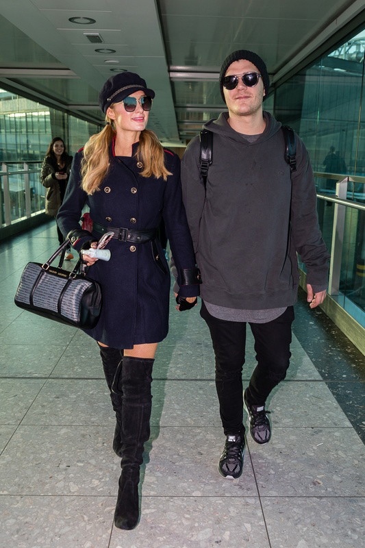 Paris Hilton i Chris Zylka na lotnisku w Londynie