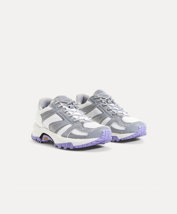 Wyprzedaż Oysho 2020: Buty sportowe z podeszwą Vibram® 299,00 PLN, teraz 199,00 PLN