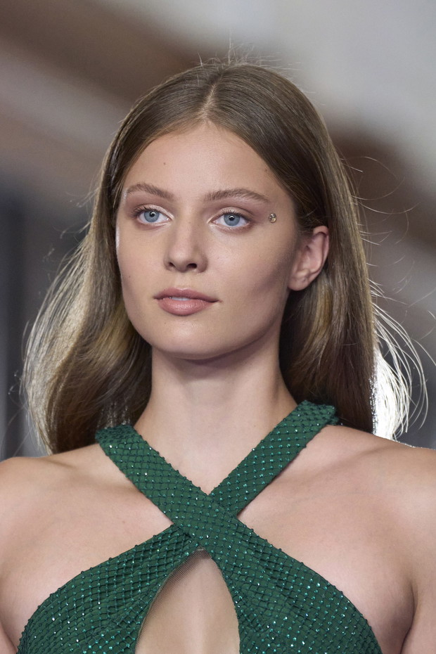 Fryzury na ślub cywilny - Alexis Mabille