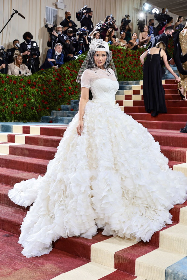 Met Gala 2022: suknie modelek i gwiazd. Sarah Jessica Parker, Hailey Bieber, Billie Eilish, Jared Leto i inni