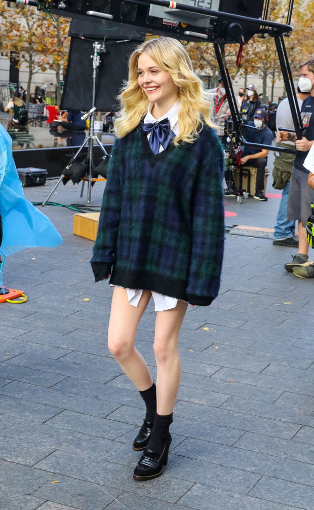 Nowa Plotkara: Emily Alyn Lind na planie serialu, 10