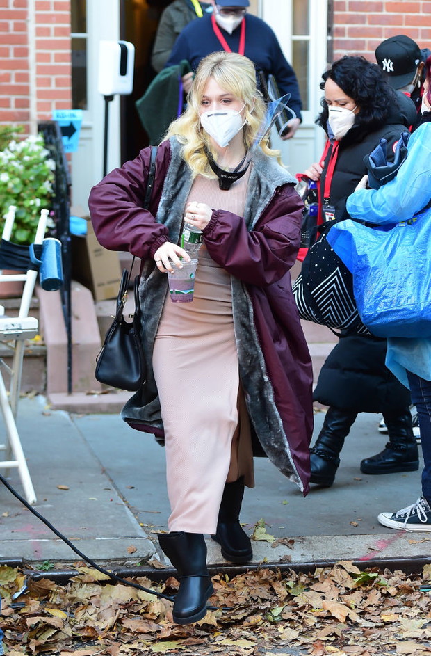 Nowa Plotkara: Emily Alyn Lind na planie serialu, 16