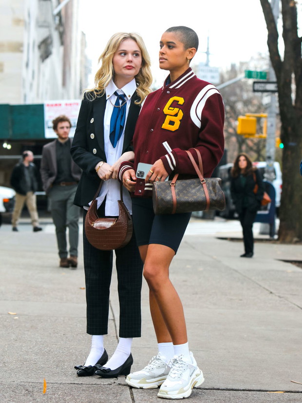 Nowa Plotkara: zdjęcia z planu. Emily Alyn Lind i Jordan Alexander, 1.12.2020.