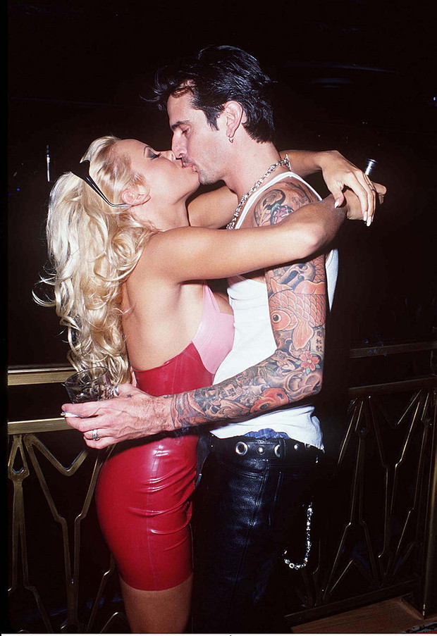 Stylizacje Pameli Anderson z lat 90.