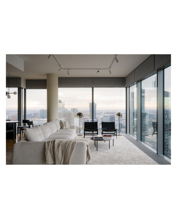 Penthouse z syrenką Picassa w warszawskim wieżowcu, projekt: Krzysztof Matuszewski z Matuszewski Studio.