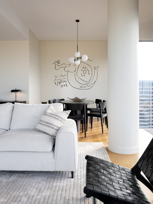 Penthouse z syrenką Picassa w warszawskim wieżowcu, projekt: Krzysztof Matuszewski z Matuszewski Studio.