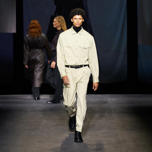 Pokaz COS na London Fashion Week wiosna-lato 2022