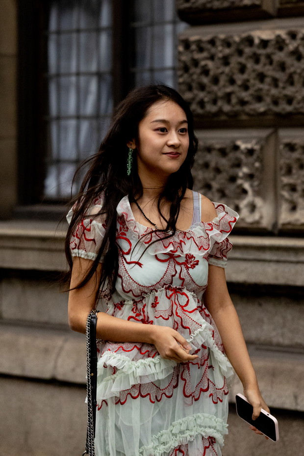Stylizacje street style - LFW wiosna-lato 2023