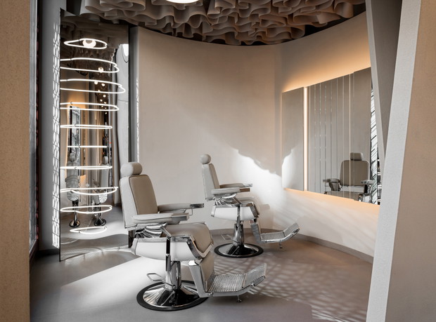 Wnętrze salonu fryzjerskiego inspirowane krajobrazem pustyni, projekt: NOKE Architects