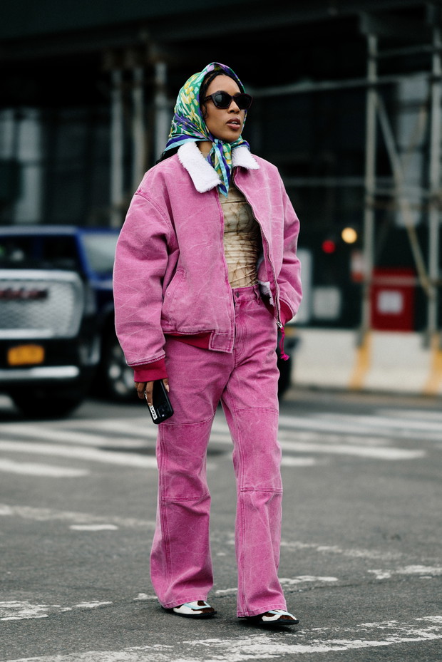 Jak noszą się teraz najbardziej stylowe dziewczyny z branży mody? Najmodniejsze stylizacje z ulic Nowego Jorku street style NYFW jesień-zima 2023/2024