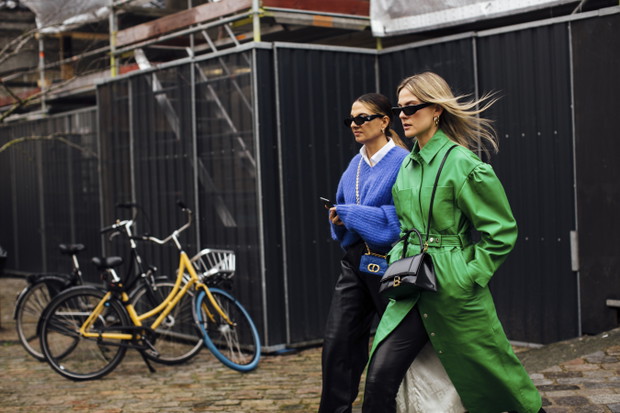 Najmodniejsze stylizacje z ulic Kopenhagi według najbardziej stylowych ludzi z branży i gości Copenhagen Fashion Week jesień-zima 2022/2023