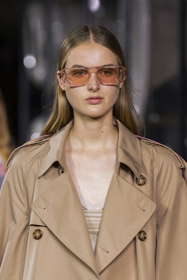 Okulary przeciwsłoneczne z filtrem Burberry, trendy wiosna lato 2020