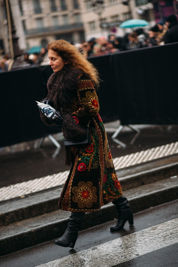 Street style po francusku. Tak noszą się teraz najbardziej stylowe dziewczyny z branży mody Paris Couture Week wiosna-lato 2023