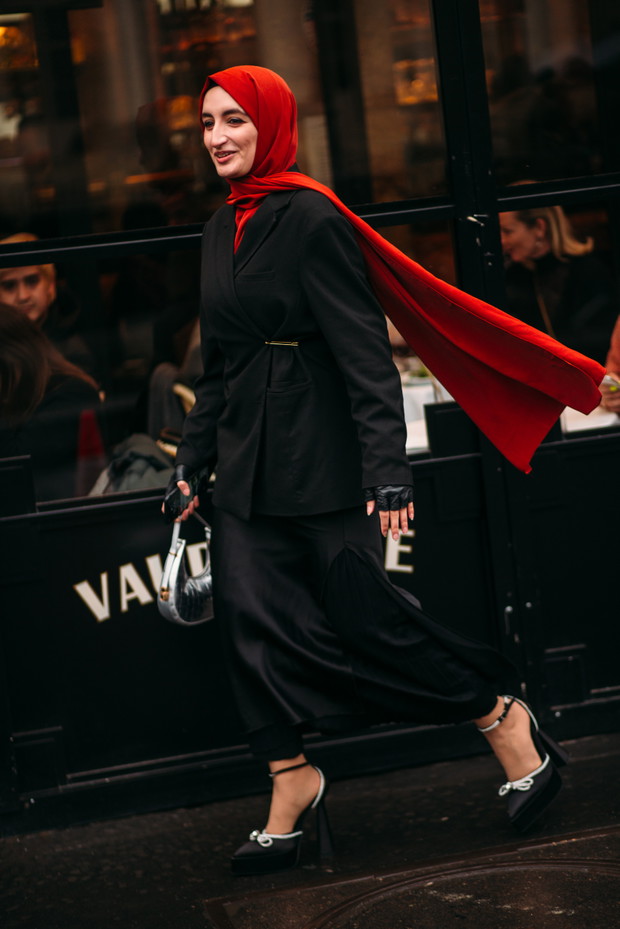 Street style po francusku. Tak noszą się teraz najbardziej stylowe dziewczyny z branży mody Paris Couture Week wiosna-lato 2023