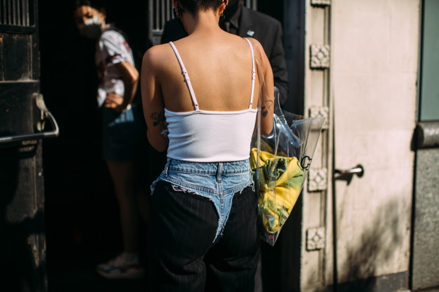 Stylizacje z NYFW wiosna-lato 2022 street fashion