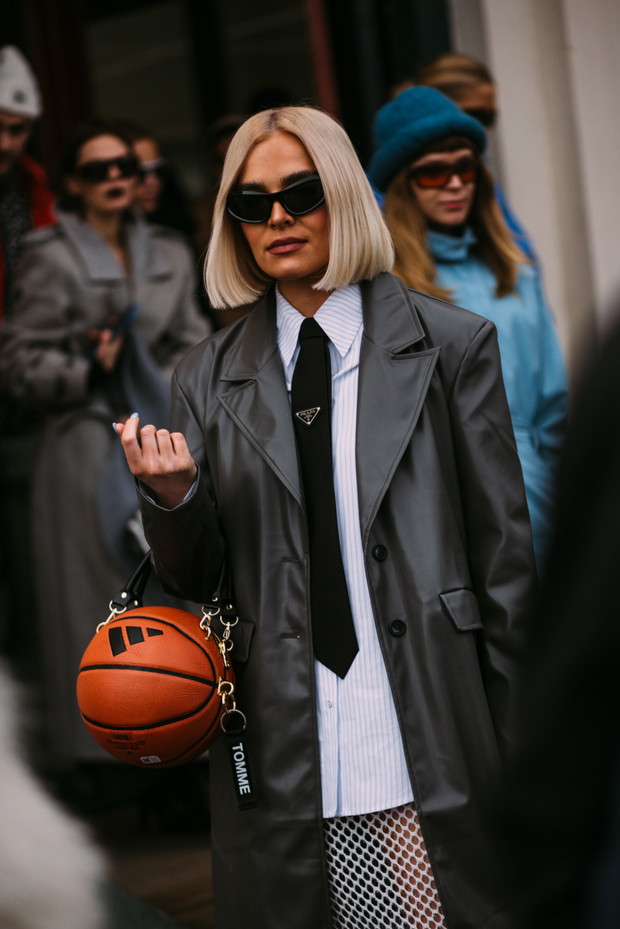 Te torebki, buty i dodatki ma w szafie każda skandynawska it-girl. Królują na ulicach Kopenhagi street style CphFW jesień-zima 2023/2024