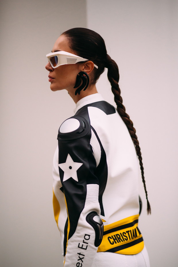 Te torebki, buty i dodatki uwielbiają nie tylko francuskie it girls. Najpiękniejsze akcesoria z Paris Couture Week wiosna-lato 2023 street style