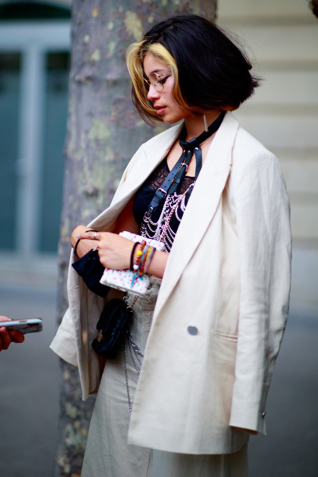 Torebki, buty, dodatki prosto z ulic Paryża: street fashion haute couture fashion week jesień-zima 2021/2022