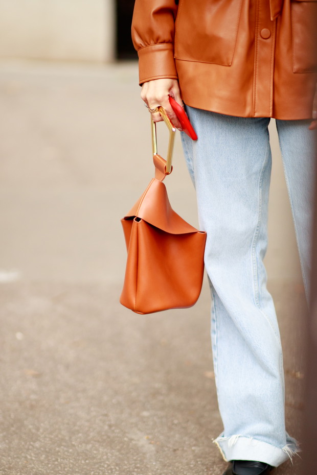 Torebki, buty, dodatki prosto z ulic Paryża: street fashion haute couture fashion week jesień-zima 2021/2022