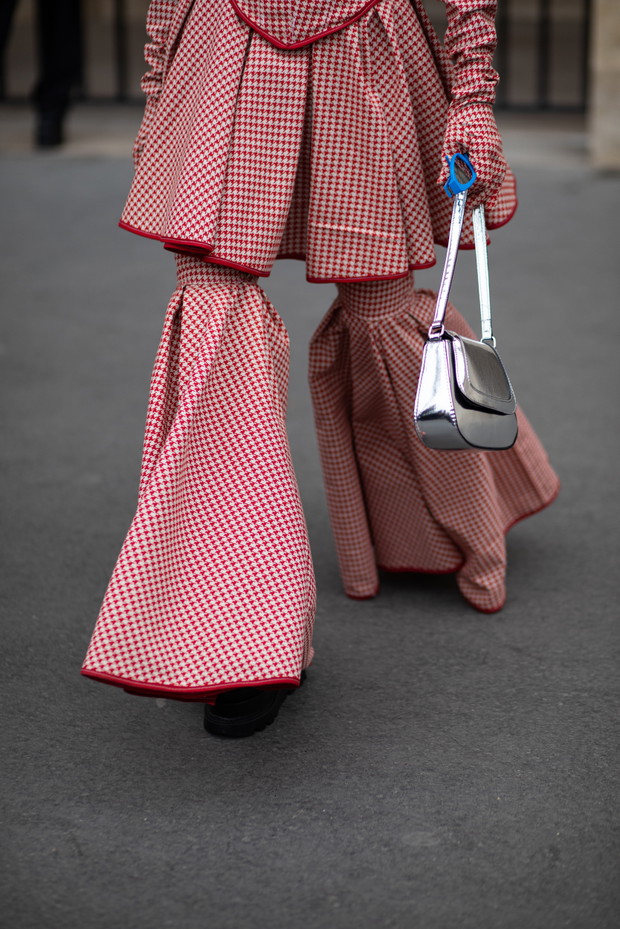 Ukochane dodatki francuskich redaktorek mody, stylistek i influencerek. Te rzeczy królowały na ulicach Paryża podczas ostatniego fashion weeka street style
