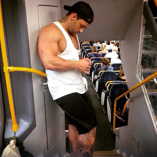 Instagram: przystojni Francuzi w metrze
