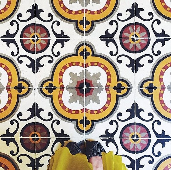 #selfeet - nowy trend na Instagramie z podłogą w roli głównej