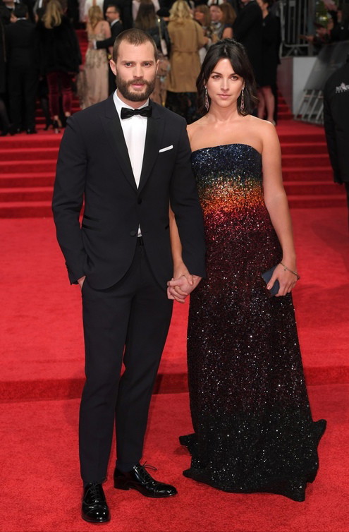 BAFTA 2017: Jamie Dornan i Amelia Warner (w sukni Ong Oaj Pairam)