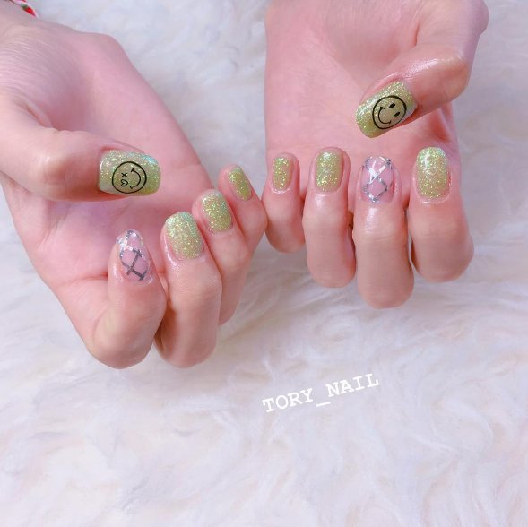 Brokatowy manicure