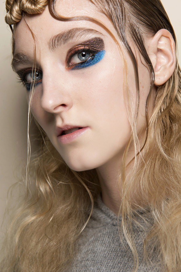 Makijaż, trendy jesień-zima 2017/2018: metallic, Leitmotiv