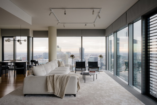 Penthouse z syrenką Picassa w warszawskim wieżowcu, projekt: Krzysztof Matuszewski z Matuszewski Studio.