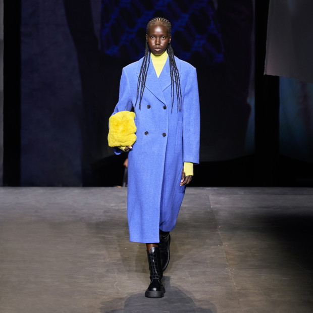 Pokaz COS na London Fashion Week wiosna-lato 2022