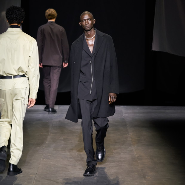 Pokaz COS na London Fashion Week wiosna-lato 2022