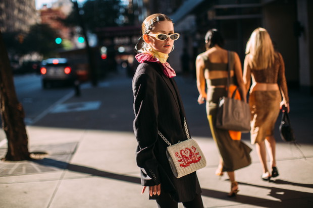 Stylizacje z NYFW wiosna-lato 2022 street fashion
