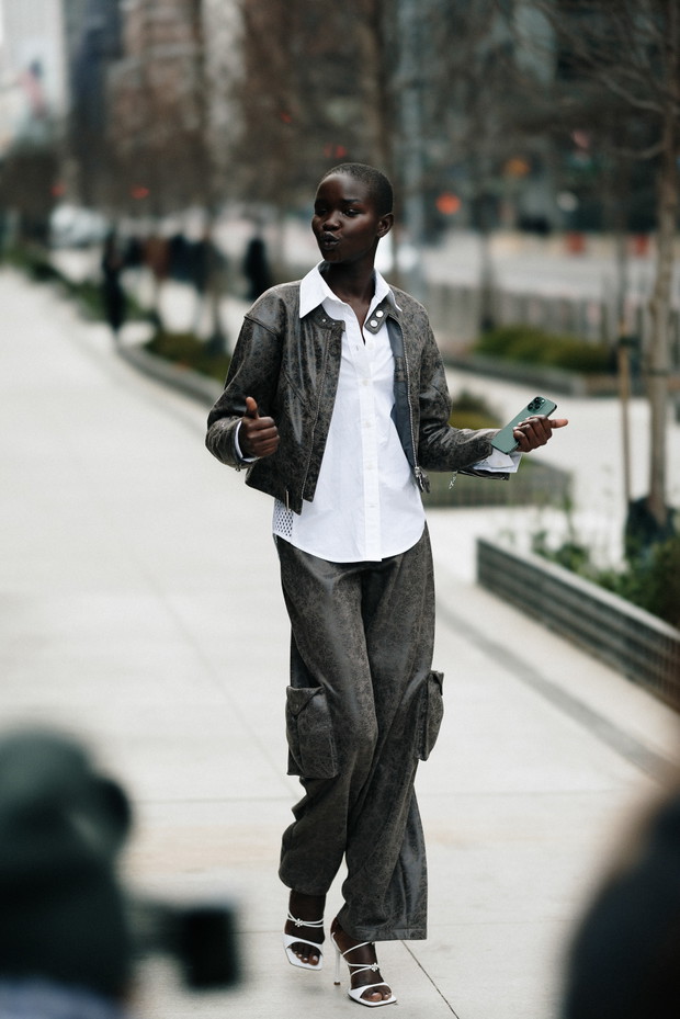 Jak noszą się teraz najbardziej stylowe dziewczyny z branży mody? Najmodniejsze stylizacje z ulic Nowego Jorku street style NYFW jesień-zima 2023/2024