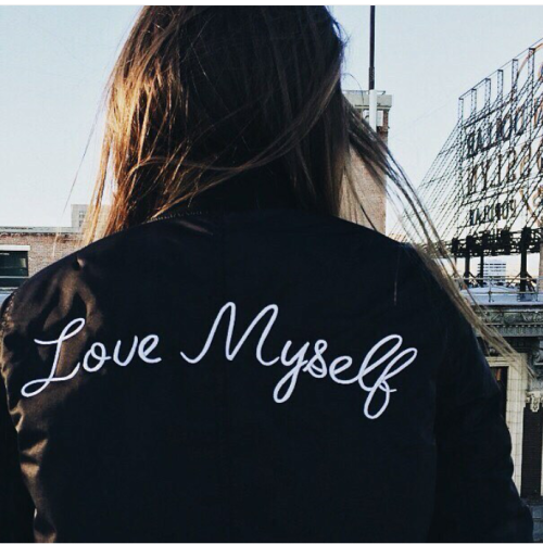 Kurtka bomber w social mediach trendy 2016