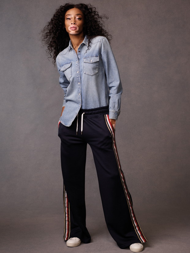 Winnie Harlow w koszuli i spodniach dresowych Tommy Hilfiger