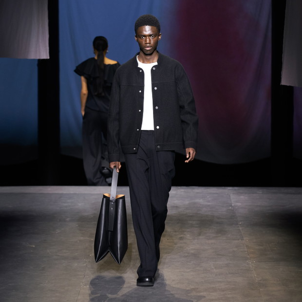 Pokaz COS na London Fashion Week wiosna-lato 2022