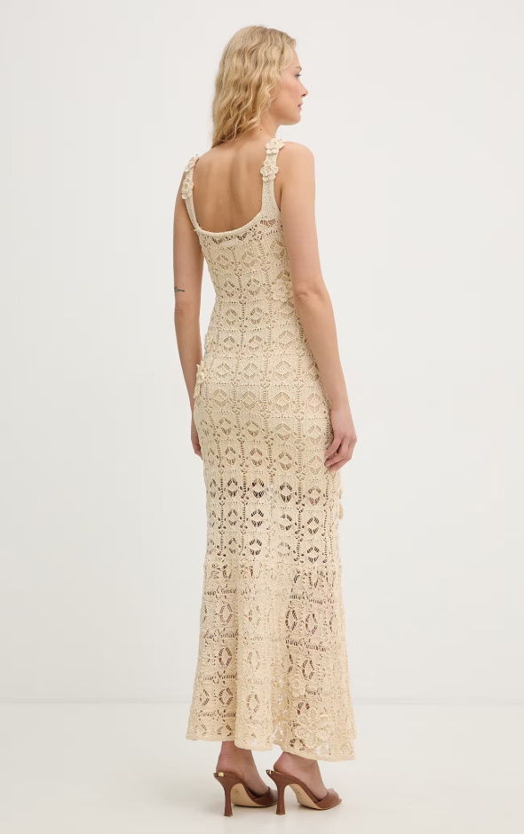 "Siren crochet dress" – fason, który „modeluje” sylwetkę