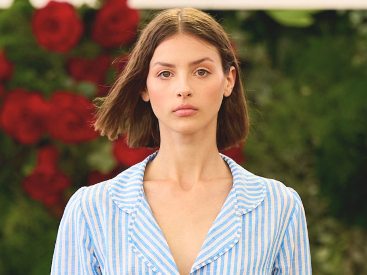 Blue Moon Shirt z H&amp;M nadaje eleganckiej świeżości letnim stylizacjom. Photo: launchmetrics/spotlight