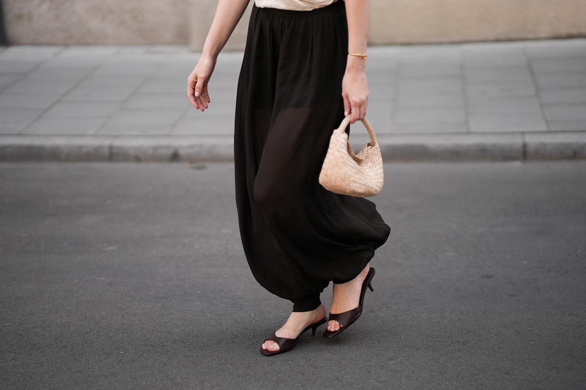 Harem pants wracają. Polskie marki mają modne modele